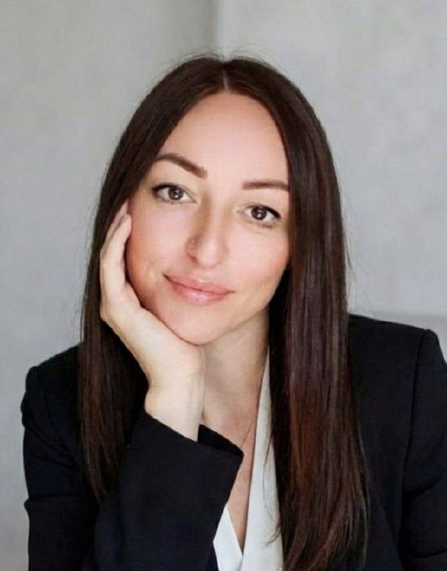 Евгения Лэйн — AI-креатор